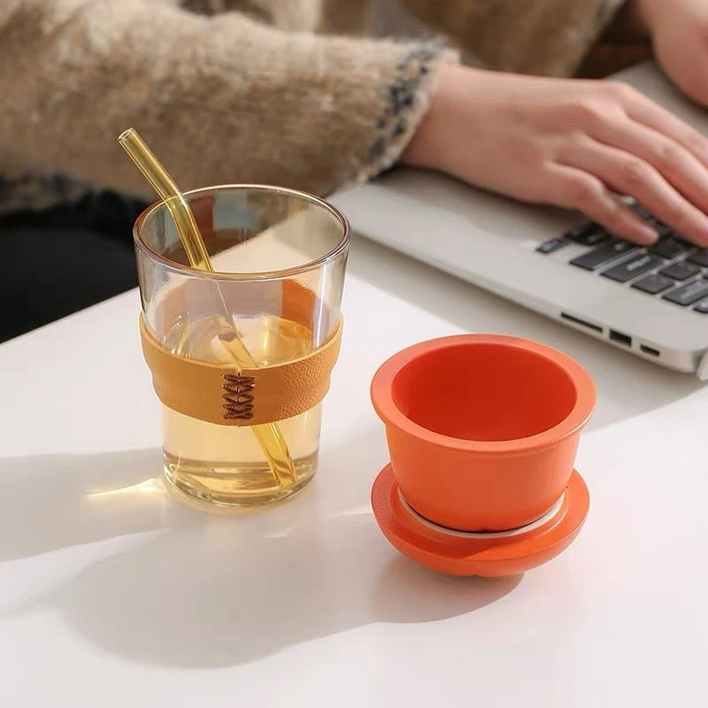 Steep & Sip – Teebereiter für den Schreibtisch mit Porzellan-Teesieb und Glasstrohhalm