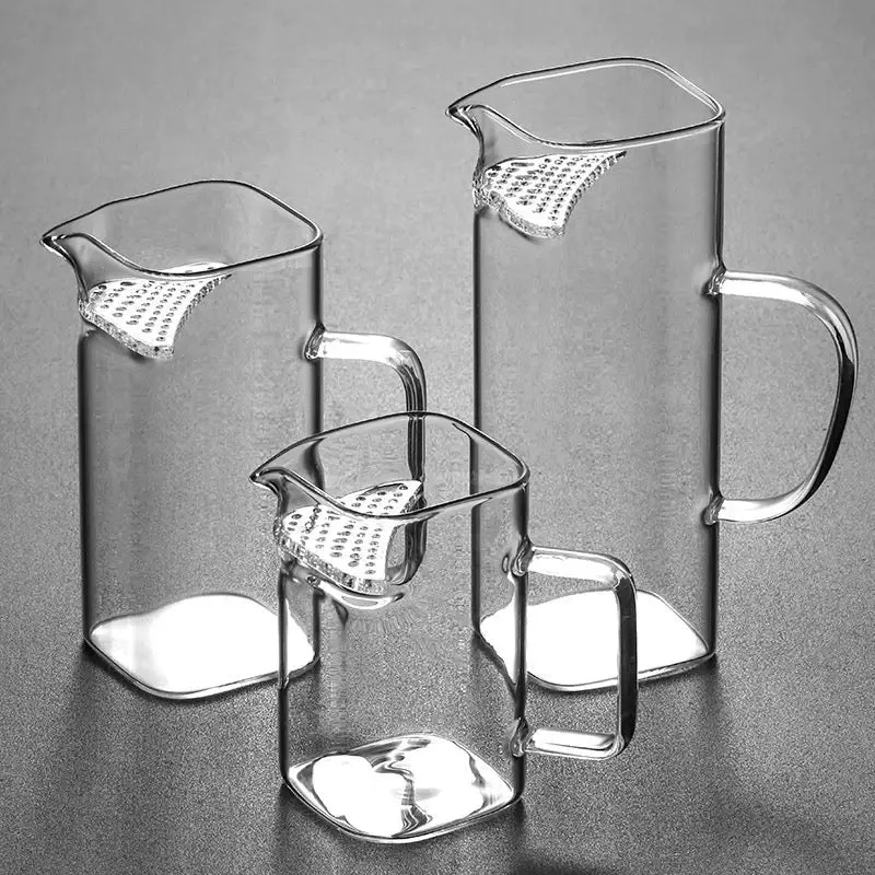 Moderne quadratische Teekanne aus Glas mit Sieb