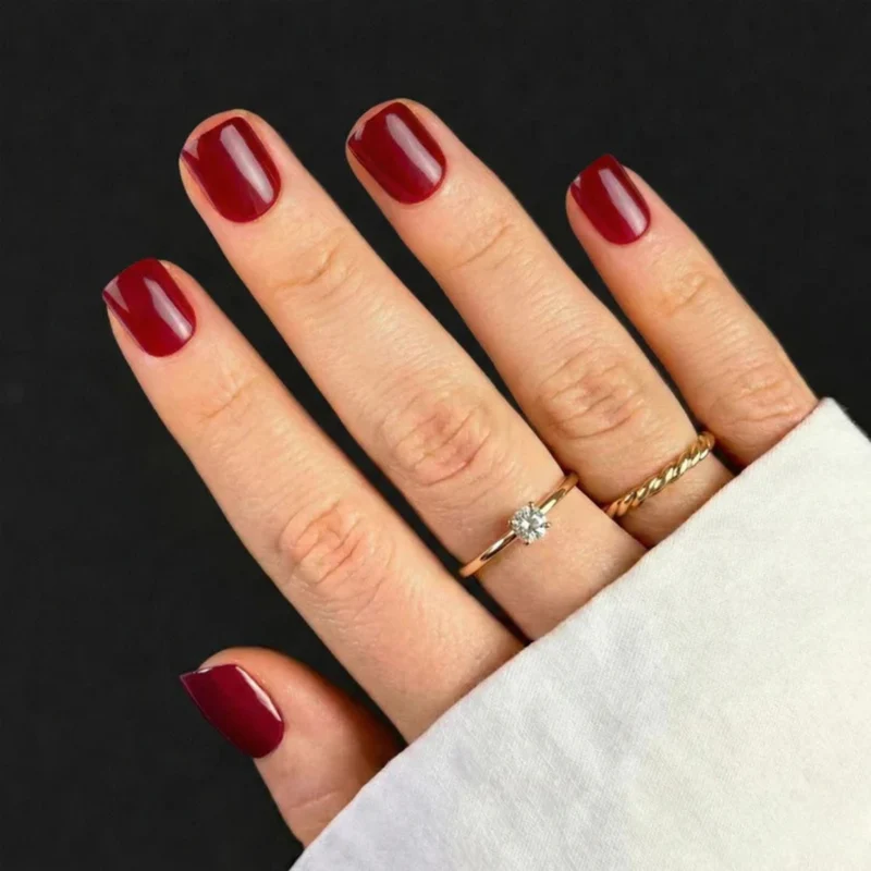 Ongles courts effet vernis cerise