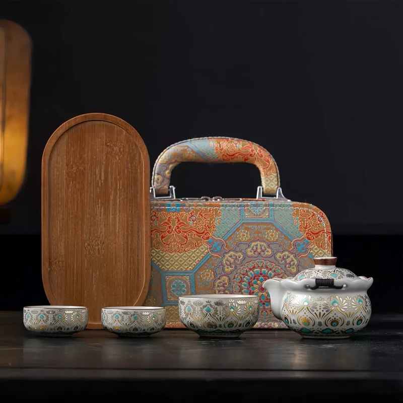Golden Peacock – Ru Kiln Clay Teeservice mit bestickter Reisetasche