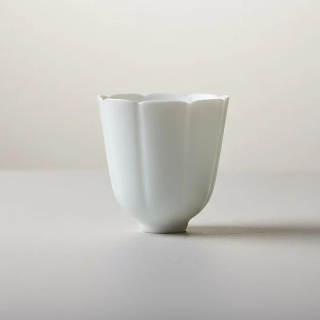 Jingdezhen Gongfu-Teetasse „Lotusblütenblatt“ aus weißer Jade, 45 ml