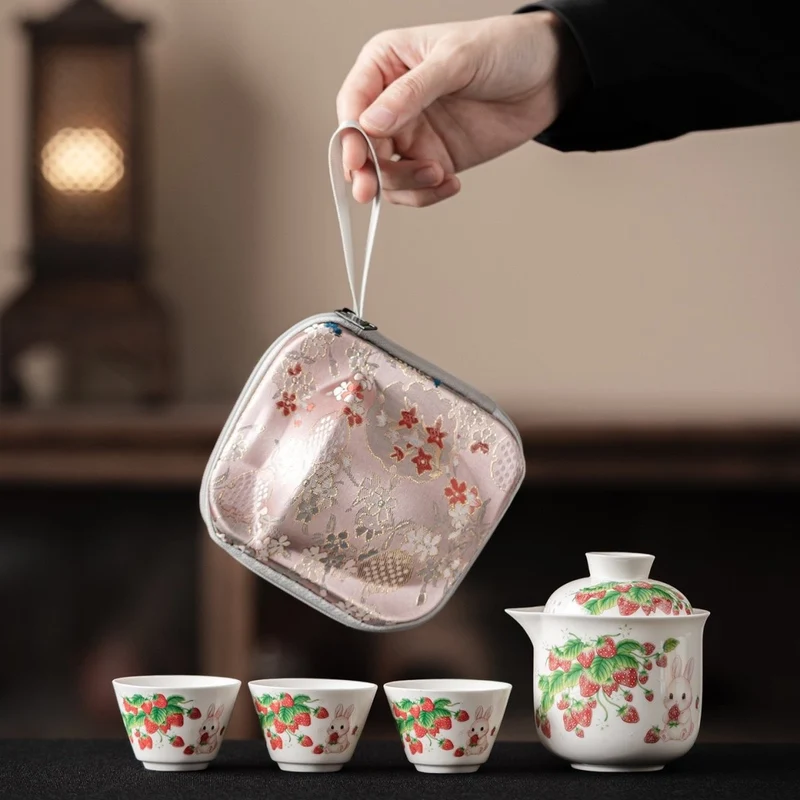 Tragbares Gongfu-Tee-Set mit Erdbeerhasen