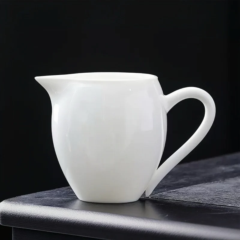 Silent Pour – Reinweiße Porzellan-Schale / Teekanne
