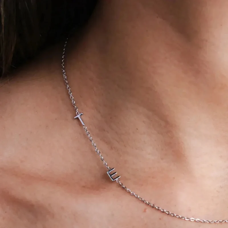 Collier d'initiales délicat à personnaliser