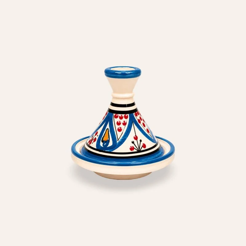 Marokkanische Tajine mit hellblauen Gewürzen