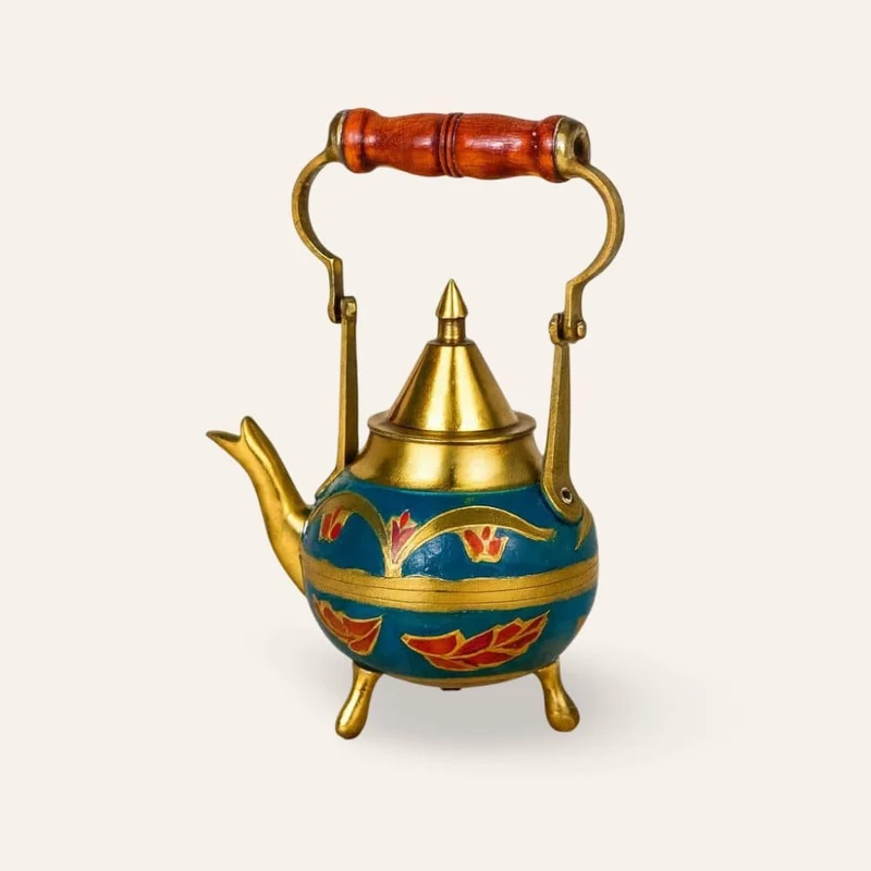 Dekorative arabische Teekanne aus bemalter Bronze